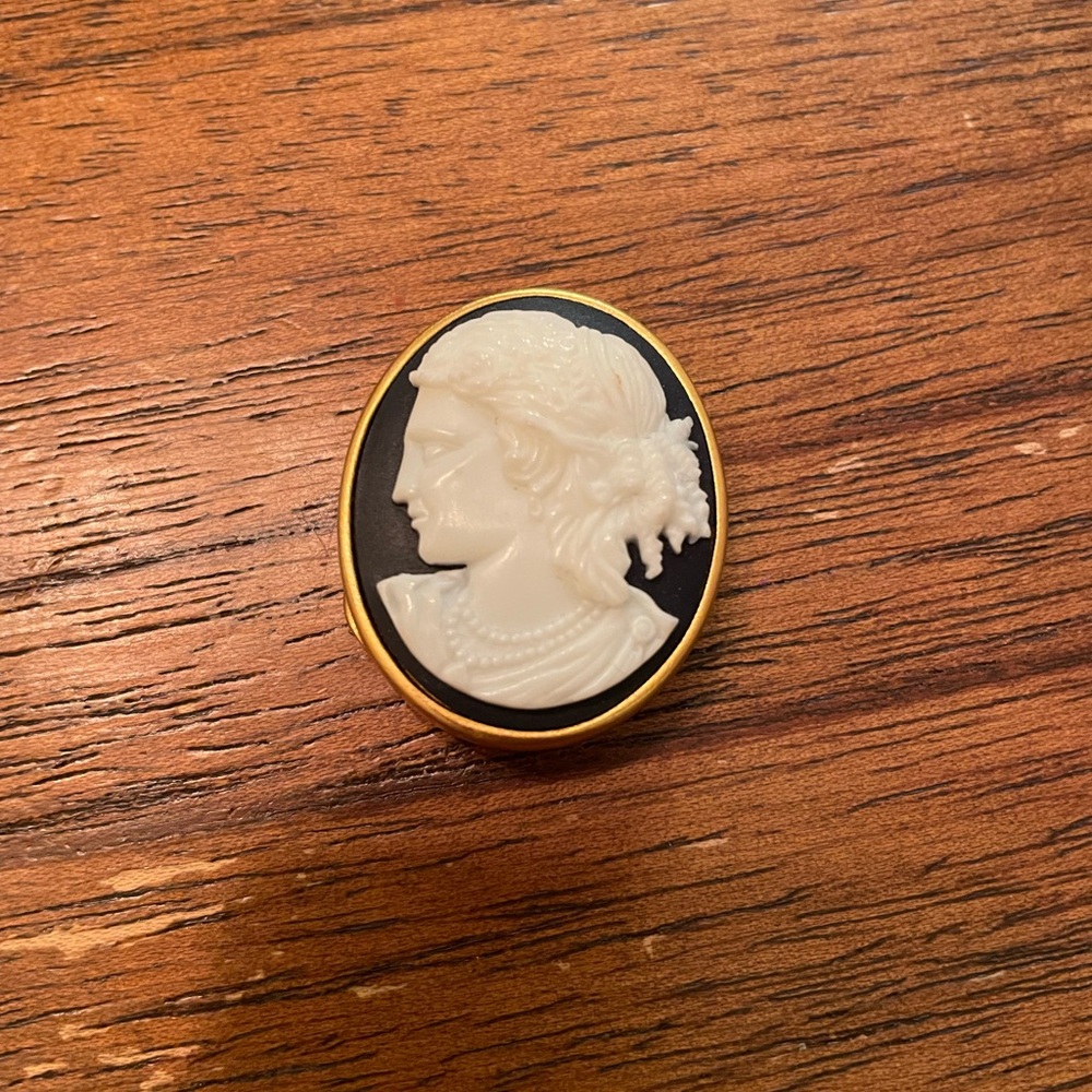 2010 Estee Lauder "Timeless Cameo" solid perfume compact